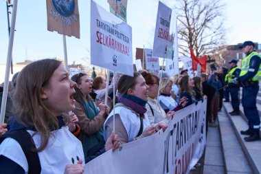 Helsinki, Finlandiya-6 Nisan 2019: Mart ve iklim değişikliğine karşı gösteri (ılmastomarssi) Helsinki şehir merkezinde, Finlandiya daha fazla 10000 kişi katıldı. 