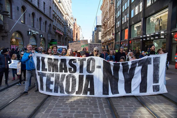 ヘルシンキ フィンランド 2019 月とヘルシンキのダウンタウンでの気候変動 Ilmastomarssi に対するデモは フィンランドに1万人以上が出席しました — ストック写真