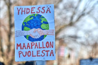 Helsinki, Finlandiya-6 Nisan 2019: Mart ve iklim değişikliğine karşı gösteri (ılmastomarssi) Helsinki şehir merkezinde, Finlandiya daha fazla 10000 kişi katıldı. 