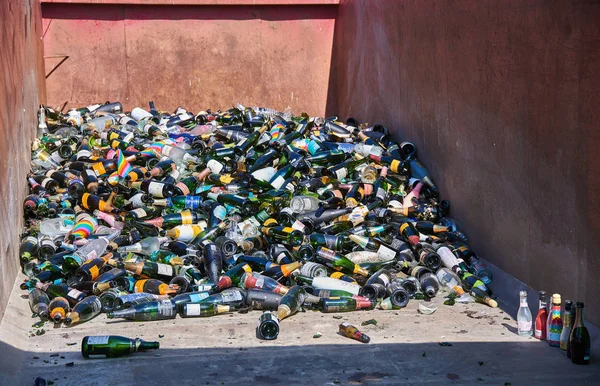 芬兰赫尔辛基 2019 在赫尔辛基凯沃普伊托举行的 月第一次庆祝活动后 在大型开放式可互换平台上堆放一堆回收起泡酒瓶 — 图库照片