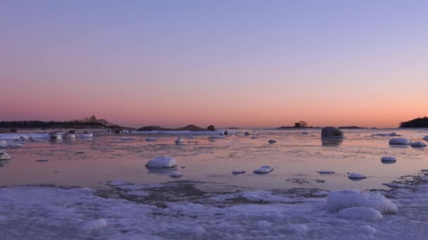2019年1月3日 芬兰赫尔辛基日落时分 几乎结冰的波罗的海的冰水和缓慢漂浮的冰 — 图库视频影像