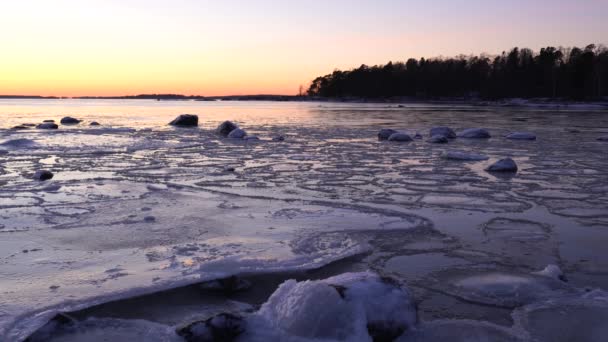 Eiswasser Und Langsam Treibendes Eis Der Fast Zugefrorenen Ostsee Bei — Stockvideo