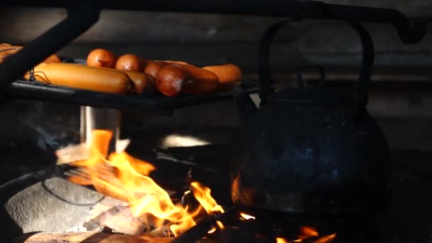 Flammes Feu Camp Ralenti Avec Barbecue Une Saucisse Café Feu — Video