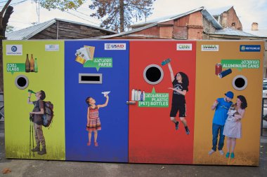 Tiflis, Gürcistan - 27 Kasım 2018: Eski Tiflis kentinde cam, kağıt, plastik şişeler ve alüminyum kutular için ayrı malzeme geri dönüşüm kutuları bulunan geri dönüşüm merkezi. 