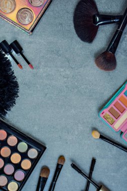 Makyaj ürünleriyle gri arkaplan