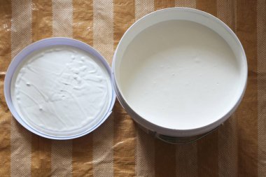 Plastik çarşafta beyaz boya ile Can 'ın üst görüntüsü.