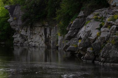 Nehir ve büyük kayaları ile güzel Fjadrargljufur kanyon. Bucky Kanyon hızlı Nehri