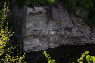 Nehir ve büyük kayaları ile güzel Fjadrargljufur kanyon. Bucky Kanyon hızlı Nehri,