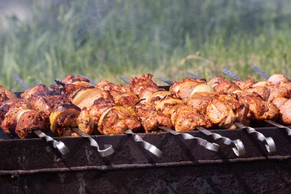 Grillezett kebab főzés fém nyárson. Pörkölt hús barbecue-n. Grill friss marhahús szeletek. Hagyományos keleti étel, shish kebab. Grill faszénen és lángon, piknik, utcai kaja — Stock Fotó