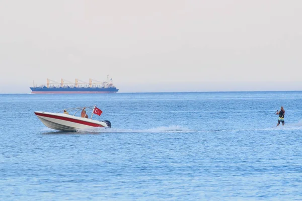 Κεμέρ, Τουρκία - 3 Ιουνίου 2018: Τουρκική αθλητής ο ίδιος ξυπνά σε μια wakeboard, Τουρκία — Φωτογραφία Αρχείου