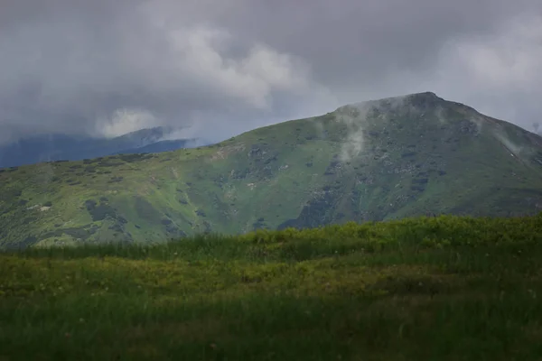 Hermosas Montañas Verdes Colinas Cielo Azul Nublado —  Fotos de Stock