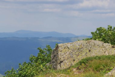 Rock dağda, büyük taş