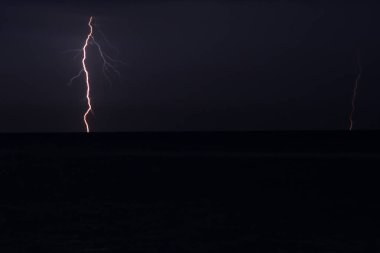 Aşağı doğru yere, yanıp sönen elektrik firebolt fantastik görünümünü İklim.