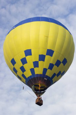 Mavi gökyüzünde sıcak hava balonu.