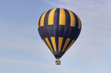 Mavi gökyüzünde sıcak hava balonu.