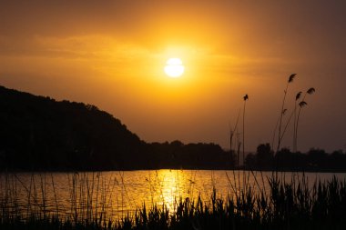 Gölde gün batımı.