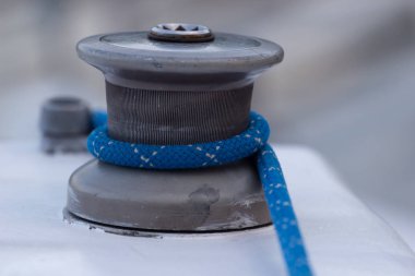 Yelkenli vinç ve ip yat ayrıntı. Yatçılık.