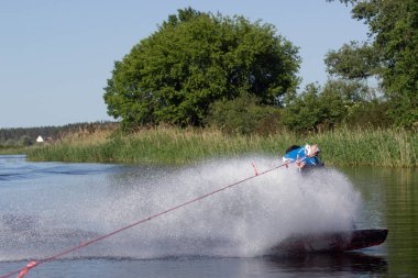 Cherkassy. Ukrayna. 27 Mayıs 2018. Bir adam bir wakeboarding nehir Dnepr biniyor.