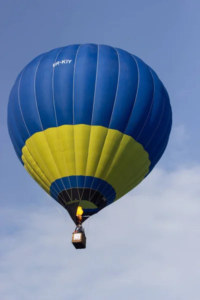 Hőlégballon Kék Égen — Stock Fotó