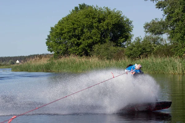 Cherkassy. Ucrania. 27 de mayo de 2018. Un hombre monta un wakeboard en el río Dnepr . —  Fotos de Stock