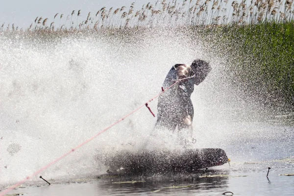 Cherkassy. Ucrania. 27 de mayo de 2018. Un hombre monta un wakeboard en el río Dnepr . —  Fotos de Stock