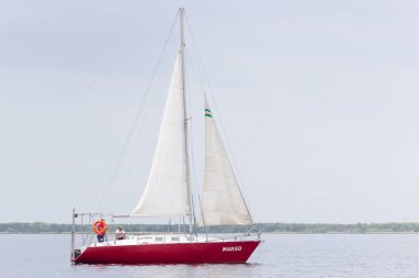 Cherkassy. Ukrayna. 9 Mayıs 2018. Nehirde Dnepr yat yarışı güzel.