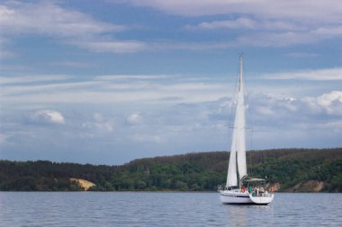 Cherkassy. Ukrayna. 9 Mayıs 2018. Nehirde Dnepr yat yarışı güzel.