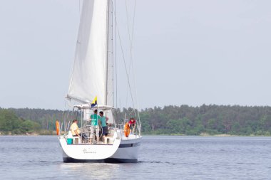 Cherkassy. Ukrayna. 9 Mayıs 2018. Nehirde Dnepr yat yarışı güzel.