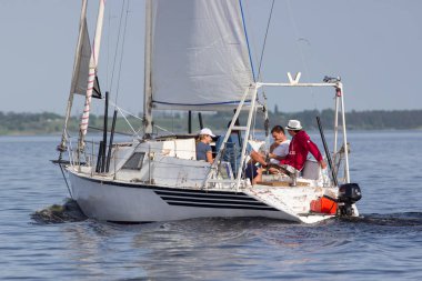 Cherkassy. Ukrayna. 9 Mayıs 2018. Nehirde Dnepr yat yarışı güzel.