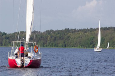 Cherkassy. Ukrayna. 9 Mayıs 2018. Nehirde Dnepr yat yarışı güzel.