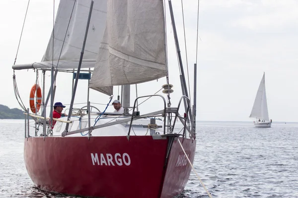 Cherkassy. Ukrayna. 9 Mayıs 2018. Nehirde Dnepr yat yarışı güzel.