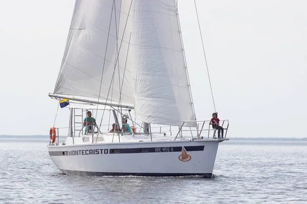 Cherkassy. Ukrayna. 9 Mayıs 2018. Nehirde Dnepr yat yarışı güzel.