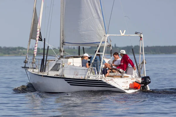 Cherkassy. Ukrayna. 9 Mayıs 2018. Nehirde Dnepr yat yarışı güzel.