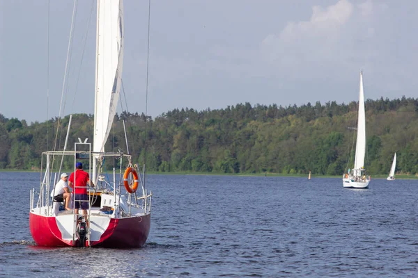 Cherkassy. Ukrayna. 9 Mayıs 2018. Nehirde Dnepr yat yarışı güzel.