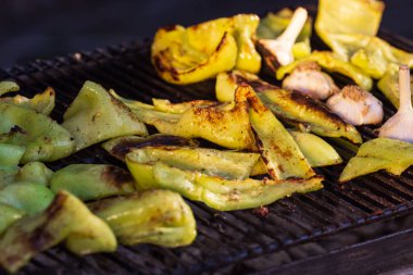 Arka plan bir ızgara makro üzerinde ızgara sebze.