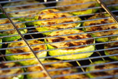 Arka plan bir ızgara makro üzerinde ızgara sebze.