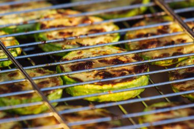 Arka plan bir ızgara makro üzerinde ızgara sebze.