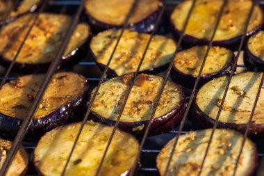 Arka plan bir ızgara makro üzerinde ızgara sebze.