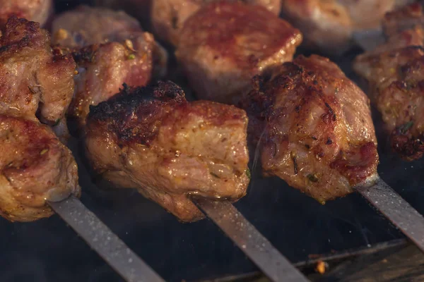 Salamura edilmiş şiş mangal ızgarasında mangal yapmaya hazırlanıyor. Şiş kebap ya da Şiş kebap Doğu Avrupa 'da popüler..