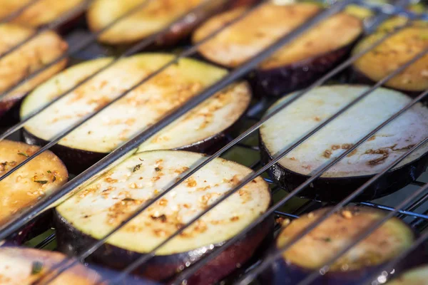 Arka plan bir ızgara makro üzerinde ızgara sebze.