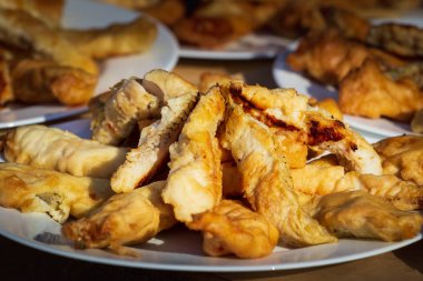 Bir plaka üzerinde hırpalanmış balık yakın çekim.