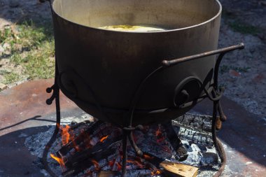 Doğa, Balık tutma, geceyi çadırlarda ateşi etrafında toplantılar üzerine getirin. Ve sabah bir kulak tehlikede pişirin. Dökme demir bir kapta, güzel kokulu bir kulak pişirilir