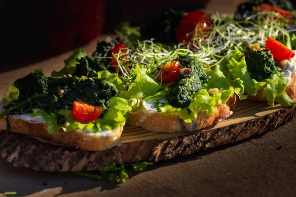 Bruschetta proschuto, domates, kaşar peyniri ve roka ile kapatmak.