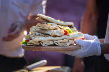 Shaurma, shaurma döner, bir ışık taş veya beton arka plan bir ekmek pasta sebzeli et. Kavram restaurant lokanta