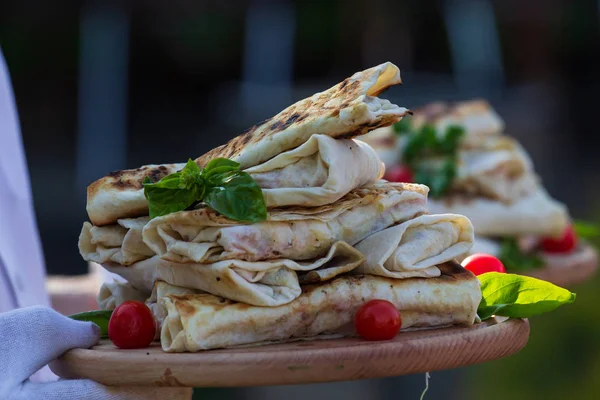 Shaurma, shaurma döner, bir ışık taş veya beton arka plan bir ekmek pasta sebzeli et. Kavram restaurant lokanta