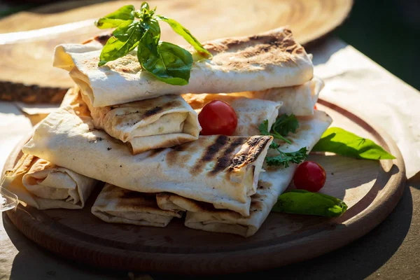 Shaurma, shaurma döner, bir ışık taş veya beton arka plan bir ekmek pasta sebzeli et. Kavram restaurant lokanta