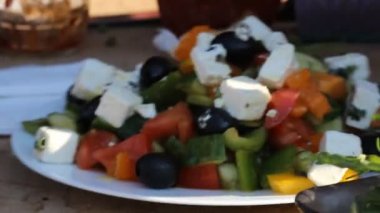 Taze salatalık, domates, tatlı biber, marul, kırmızı soğan, beyaz peynir ve zeytin zeytinyağı ile Yunan salatası. Sağlıklı gıda,