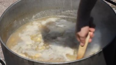 Doğa, Balık tutma, geceyi çadırlarda ateşi etrafında toplantılar üzerine getirin. Ve sabah bir kulak tehlikede pişirin. Dökme demir bir kapta, güzel kokulu bir kulak pişirilir.