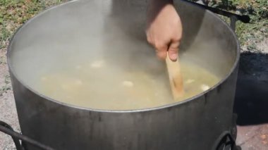 Doğa, Balık tutma, geceyi çadırlarda ateşi etrafında toplantılar üzerine getirin. Ve sabah bir kulak tehlikede pişirin. Dökme demir bir kapta, güzel kokulu bir kulak pişirilir.