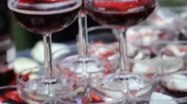 Piramit pembe şampanya. Tatilinizi parlak duygular. Studio Bar.